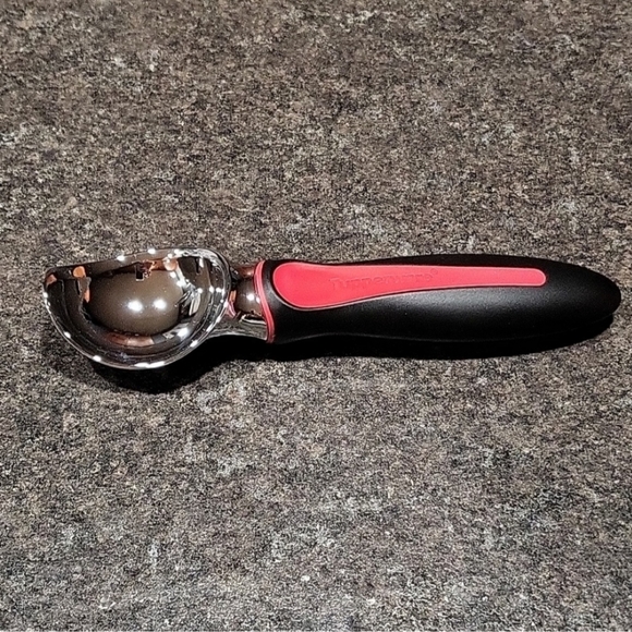 Tupperware Ice Cream Scoop - Picture 1 of 2